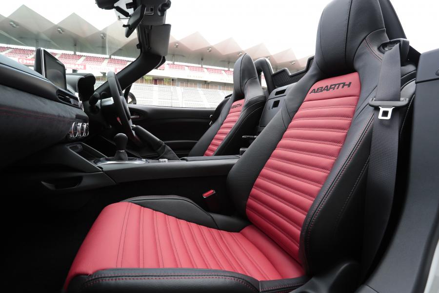 Интерьер Abarth 124 Spider (348) 2016 года  (JP) (фото 38 из 58)